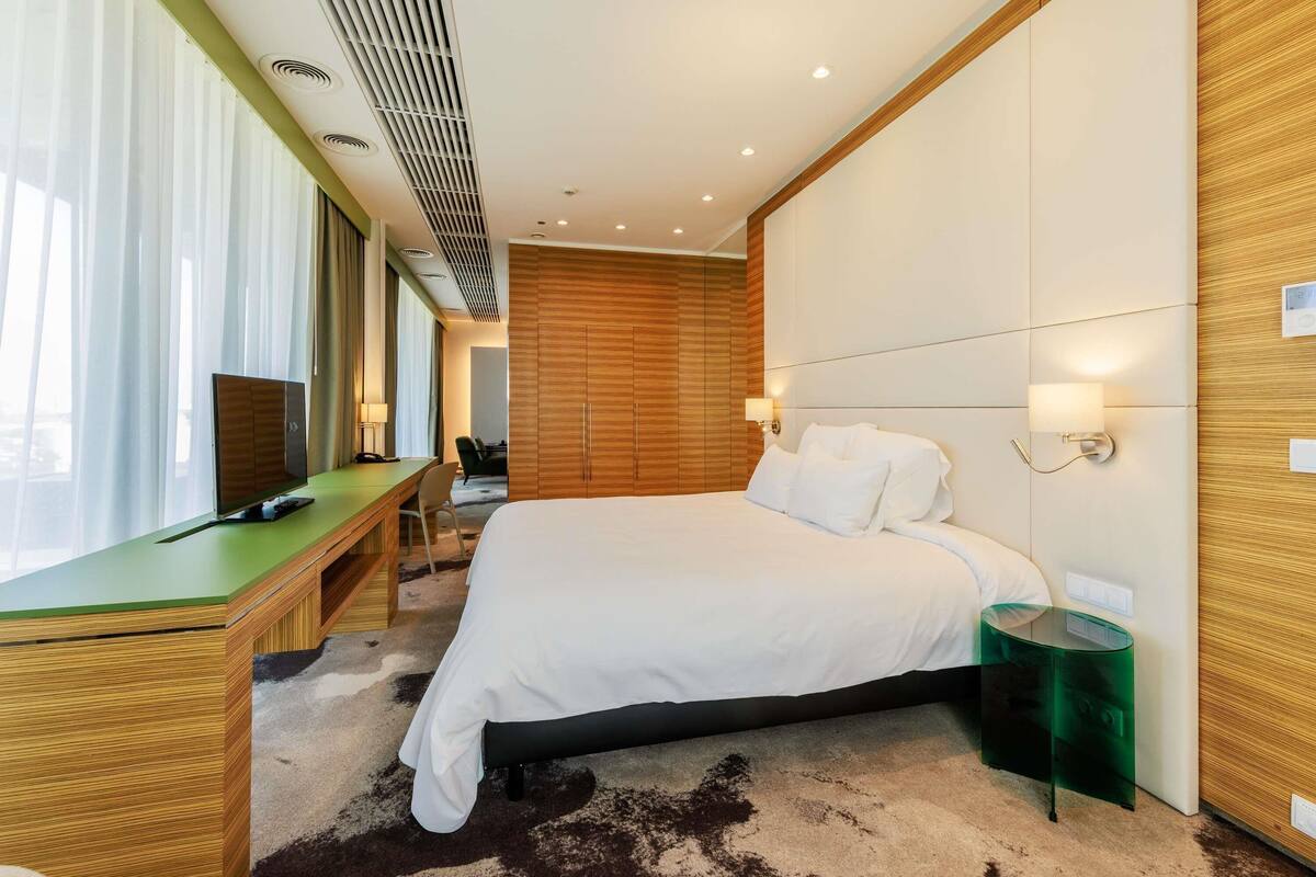 Suite, 1 dobbeltseng | Minibar, skrivebord, blendingsgardiner og lydisolert