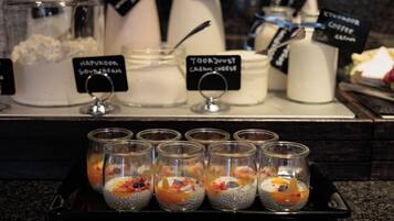 En uppvisning av olika mejeriprodukter och ett fat med chiapudding i glas.