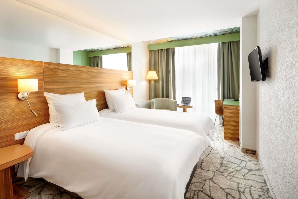 Rom – classic, 2 enkeltsenger | Minibar, skrivebord, blendingsgardiner og lydisolert