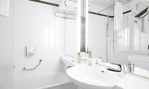 Eco-friendly toiletries, hair dryer, bidet, towels - Living Hotel Kanzler (Bonn)