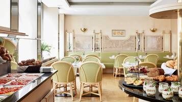 Tägliches Frühstücksbuffet (24 EUR pro Person)