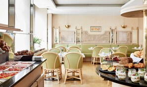Frokostbuffé hver dag (EUR 24 per person)