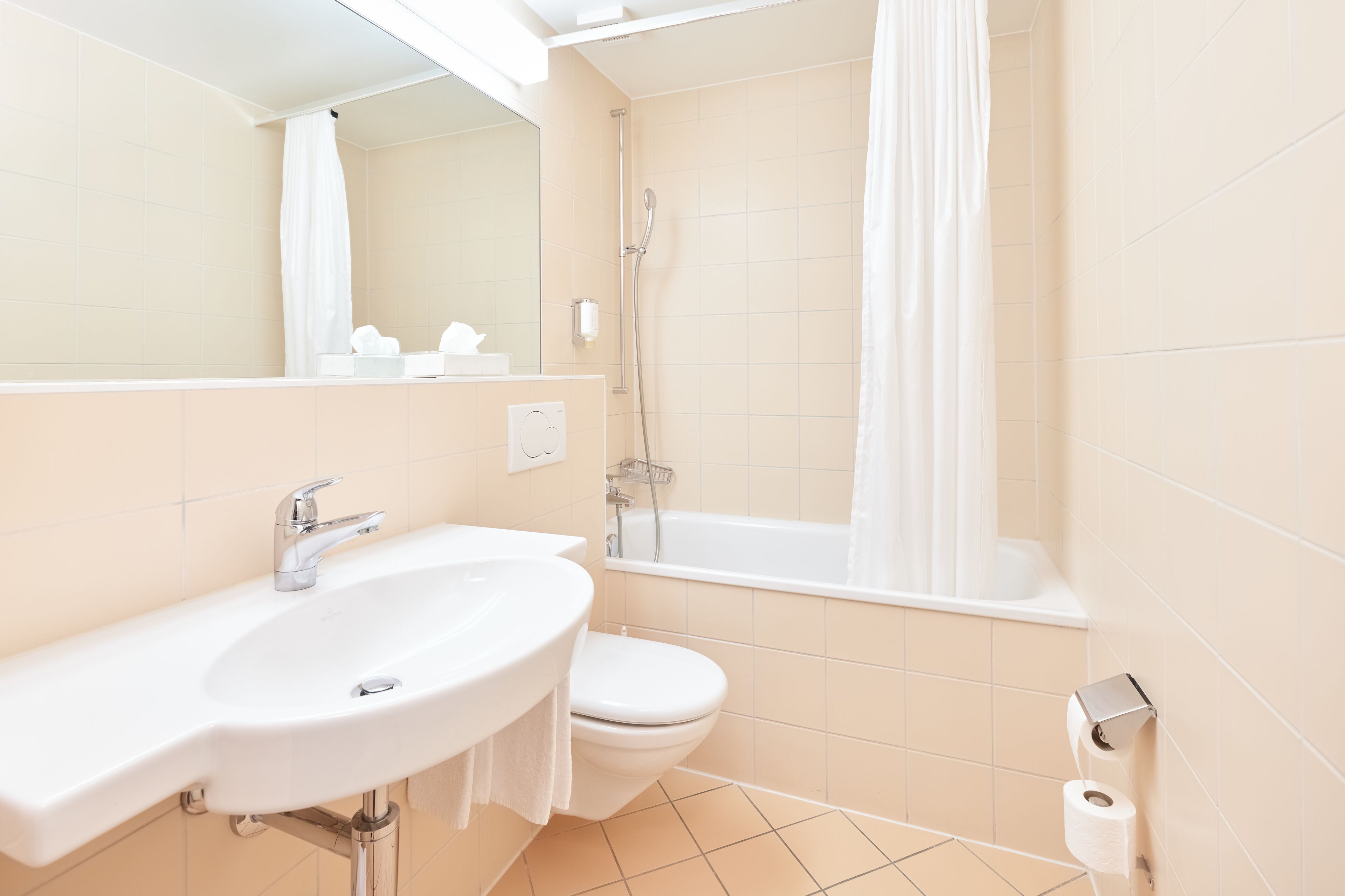 Une salle de bain avec un lavabo, des toilettes et une baignoire.