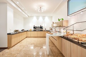 Daily buffet breakfast (CHF 18.00 per person) - Central City Hotel Rochat (Basel)