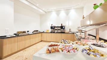 Petit déjeuner buffet (18.00 CHF par personne)
