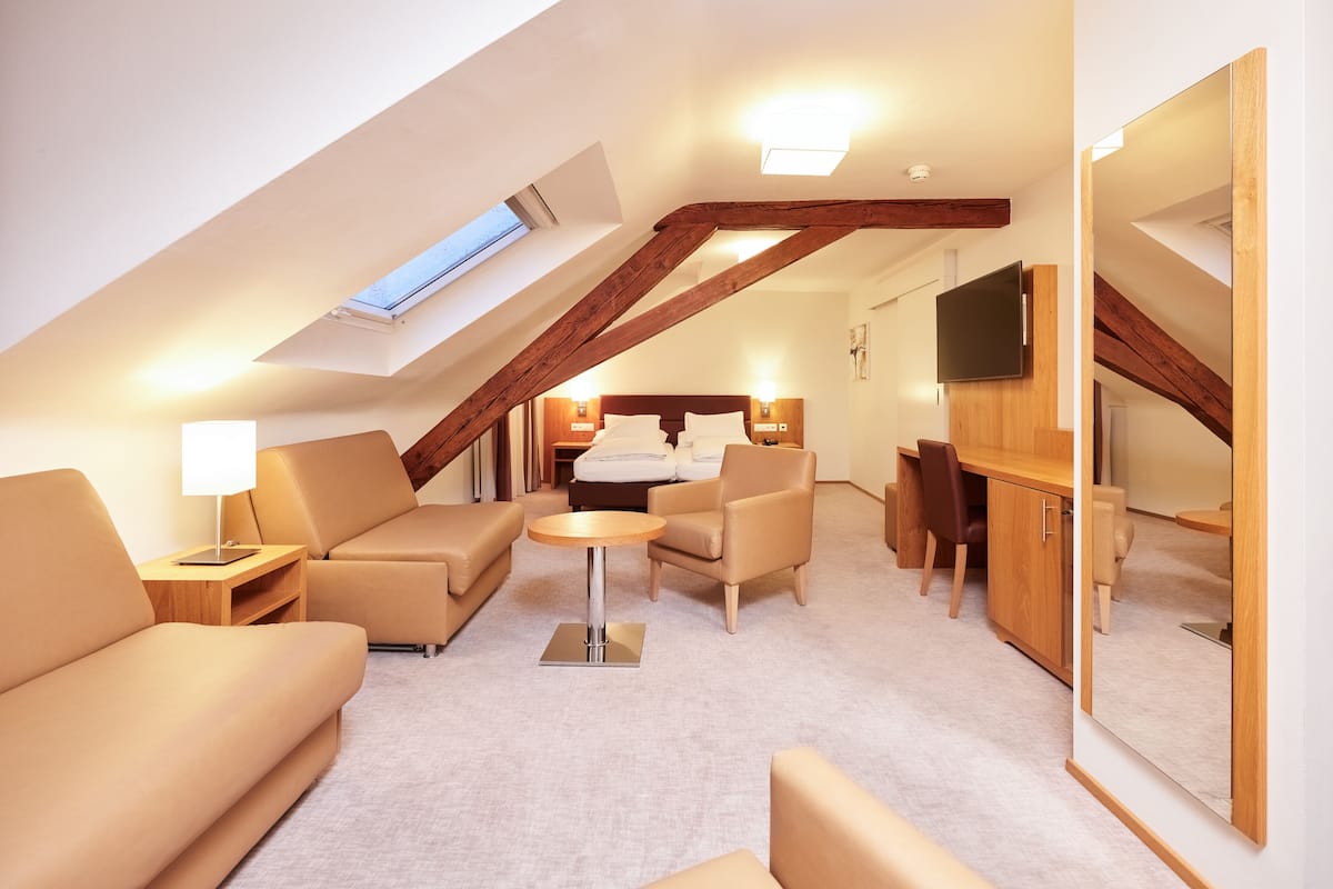 Vierpersoonskamer | Een minibar, een kluis op de kamer, een bureau, verduisterende gordijnen