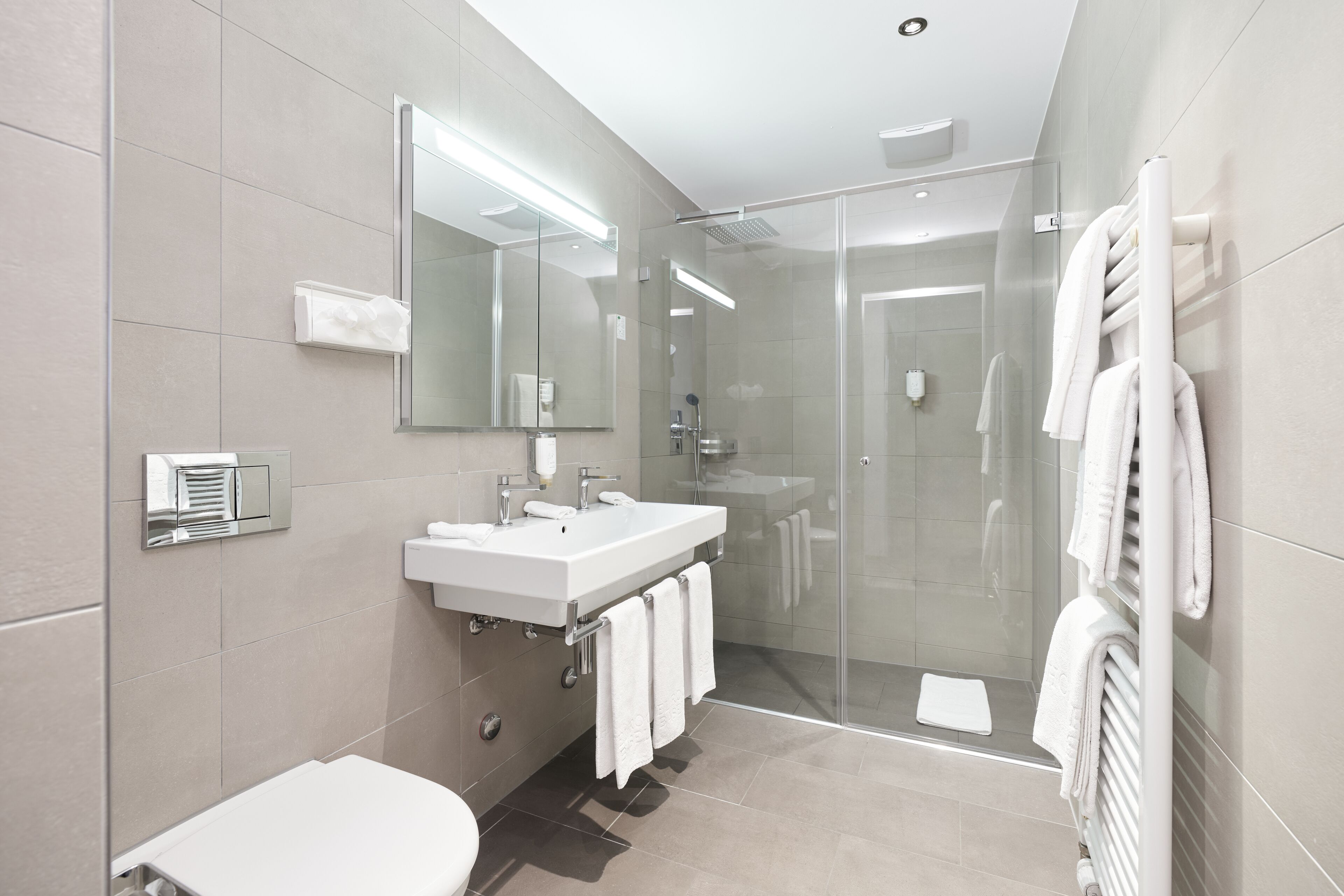 triple room | bathroom | shower, free toiletries, hair dryer, towels