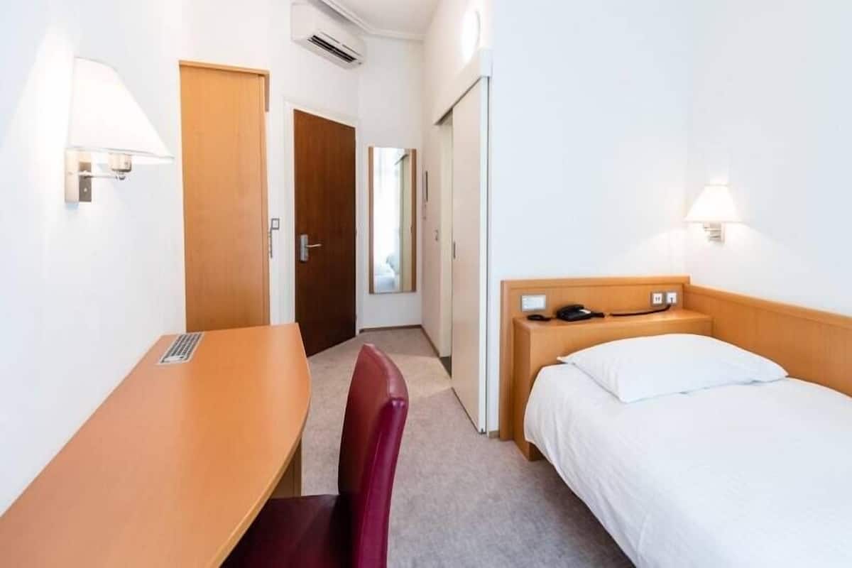 Quarto solteiro | Frigobar, cofres nos quartos, escrivaninha, cortinas blackout