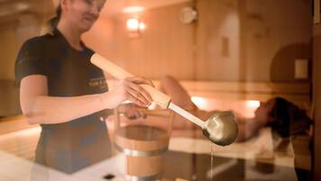 Un sauna, 1 sala de tratamiento, masajes