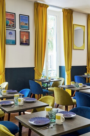 Petit déjeuner buffet (17 EUR par personne)