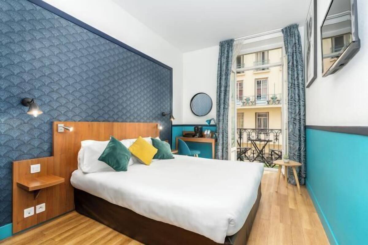 In-room safe, desk, WiFi (free), bed sheets