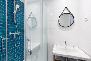 Free toiletries, hair dryer, towels - Hotel Nap By HappyCulture (Nice)