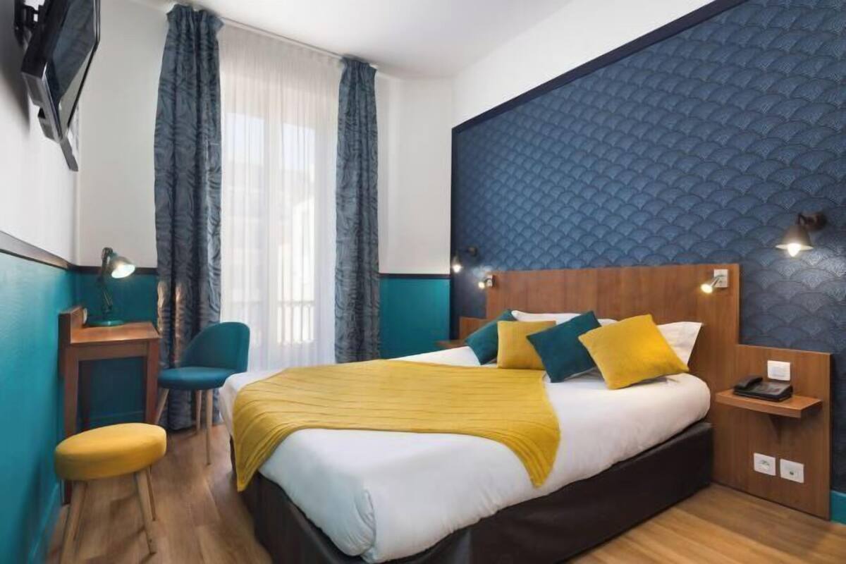 In-room safe, desk, WiFi (free), bed sheets