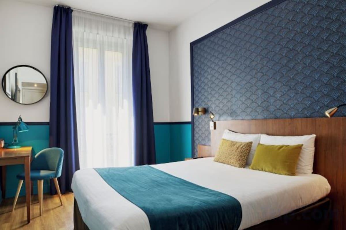 In-room safe, desk, WiFi (free), bed sheets