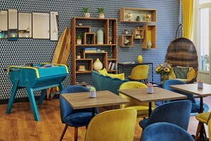 每日供应自助式早餐（每人 EUR 17）