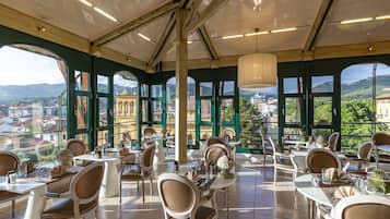 Mittagessen und Abendessen, regionale Küche