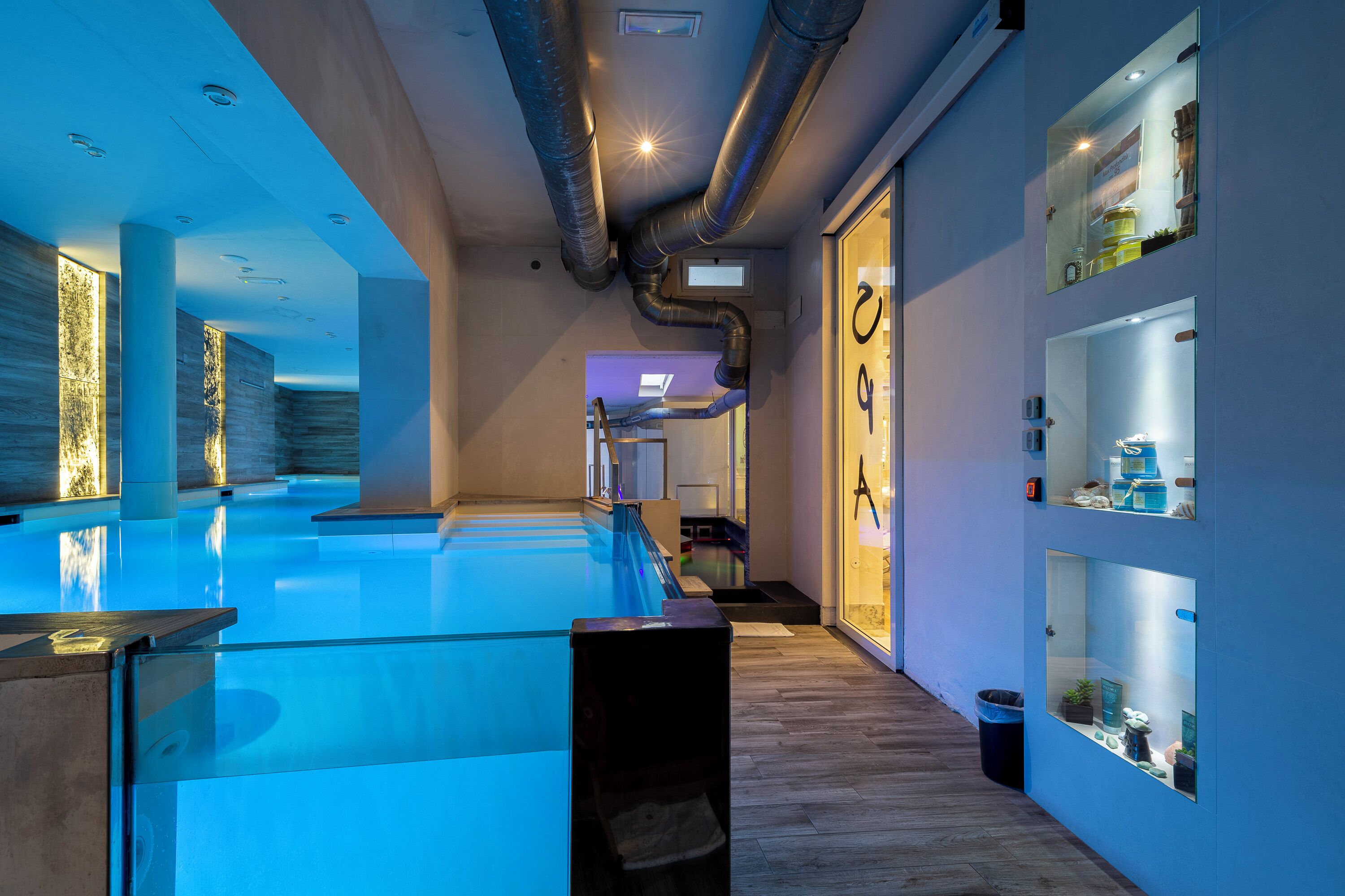 カップル用トリートメントルーム、サウナ、ホッ トタブ、スチームサウナ、トルコ風呂 / ハマム、ボディ トリートメント