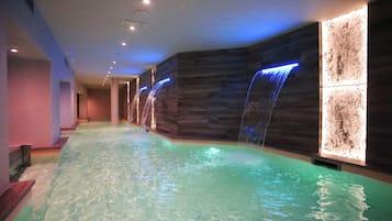 Couples treatment room(s), sauna, hot tub, steam room