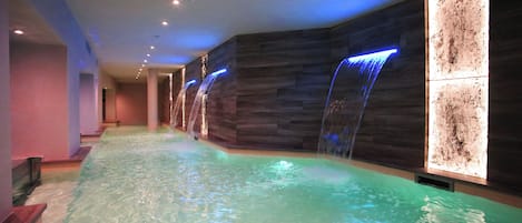 Salas de tratamiento para parejas, sauna y tina de hidromasaje