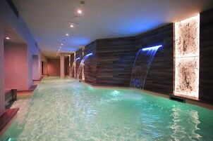 Salas de tratamiento para parejas, un sauna, una bañera de hidromasaje
