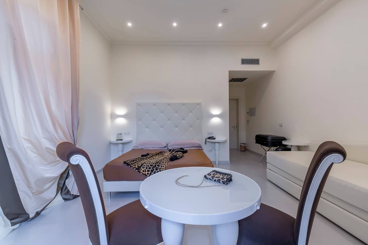 Minibar, värdeförvaringsskåp på rummet, gratis wi-fi och sängkläder