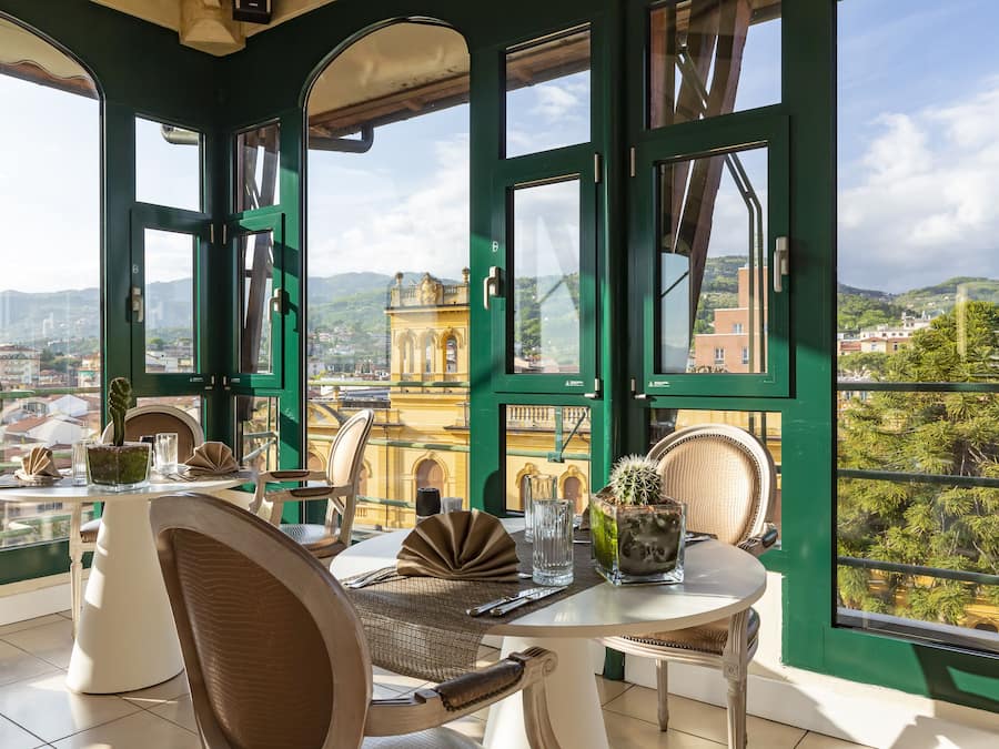 Lunch and dinner served, Regional cuisine