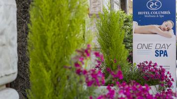 Bord voor Hotel Columbia Wellness & Spa, met reclame voor een dagje wellness.