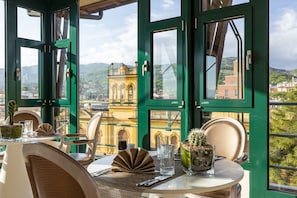 Déjeuner et dîner servis sur place, spécialités Cuisine régionale