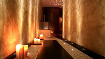 Salas de tratamiento para parejas, sauna y tina de hidromasaje