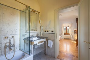 Quarto casal superior | Banheiro | Secador de cabelo, toalhas de banho