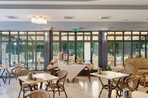 Café da manhã com buffet grátis todos os dias