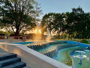 A public park with a fountain, a pool, and a staircase leading down to the water. - Hunguest Hotel Freya (Zalakaros)