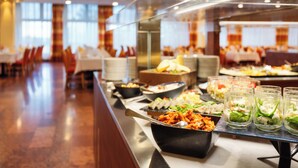 Un buffet proposant une variété de plats et de boissons.
