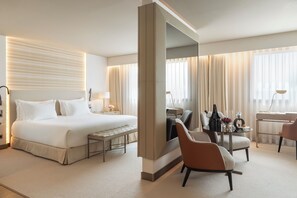 豪華套房 | 高級寢具、Select Comfort 床墊、客房內保險箱、書桌