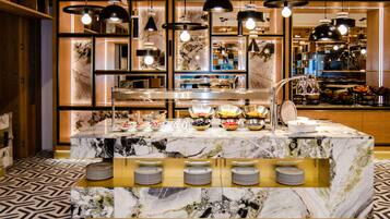 Café da manhã com buffet todos os dias (EUR 26 por pessoa)