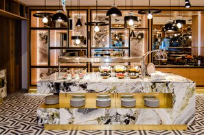 Sarapan bufet setiap hari (EUR 26 seorang) 