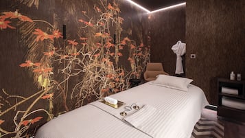 Un dormitorio moderno con una cama grande, una mesita de noche, una silla y un estante en la pared con toallas.