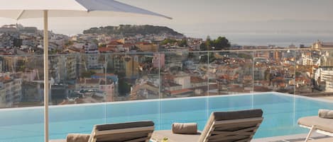 Indendørs pool, udendørs pool, parasoller, liggestole