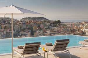 室内游泳池，室外游泳池，池畔遮阳伞，日光浴躺椅