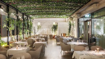 2 restaurants servant le petit déjeuner, spécialités Cuisine italienne
