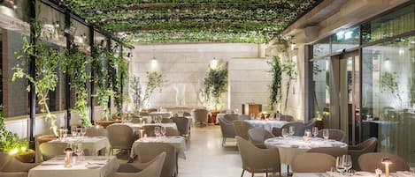 2 restaurants, breakfast, lunch, dinner served; Italian cuisine