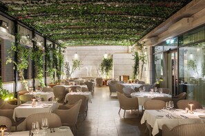 2 restaurants, breakfast, lunch, dinner served; Italian cuisine - EPIC SANA Marques Hotel (Lisbon)