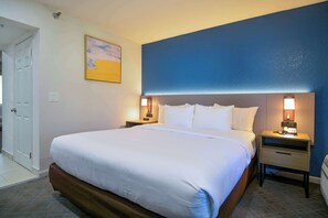 Escritorio, espacio para trabajar con laptop y cortinas blackout 