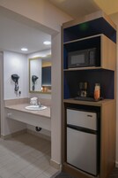 套房, 1 张特大床, 无烟房 | 办公桌、笔记本电脑工作区、遮光窗帘、熨斗/熨衣板