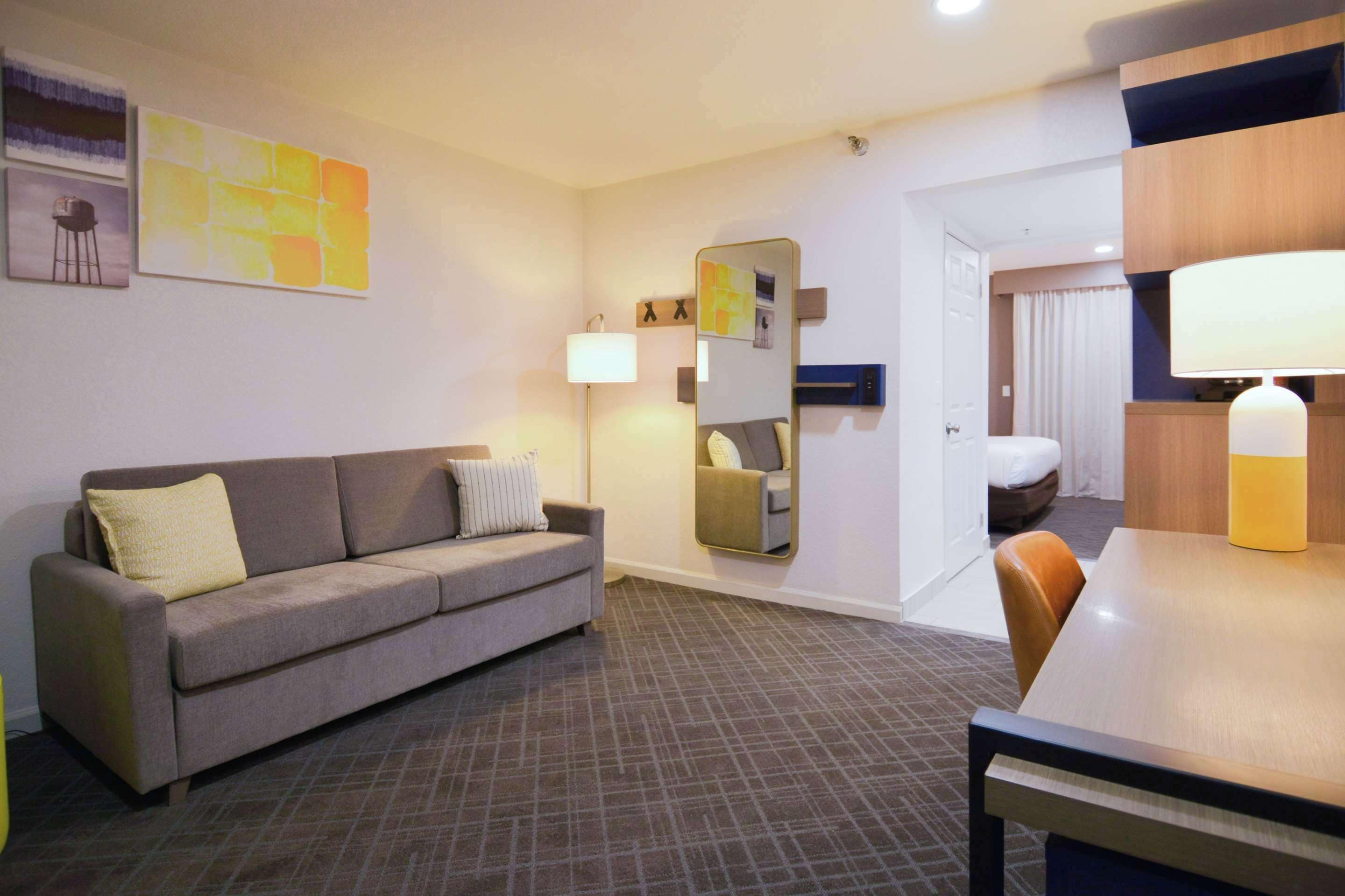 Suite, 1 cama King size, para no fumadores | Escritorio, espacio para trabajar con laptop y cortinas blackout 