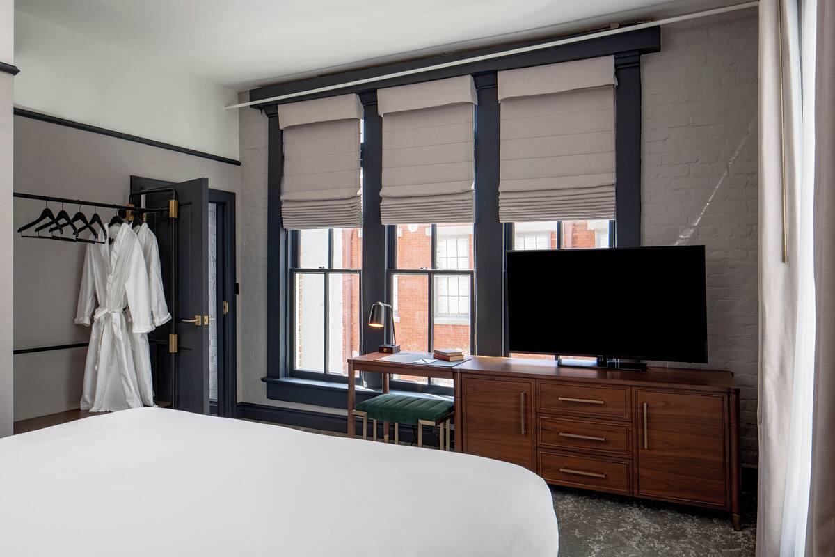 Suite, 1 cama de matrimonio grande con sofá cama, en esquina | Sábanas de algodón egipcio, ropa de cama de alta calidad, caja fuerte