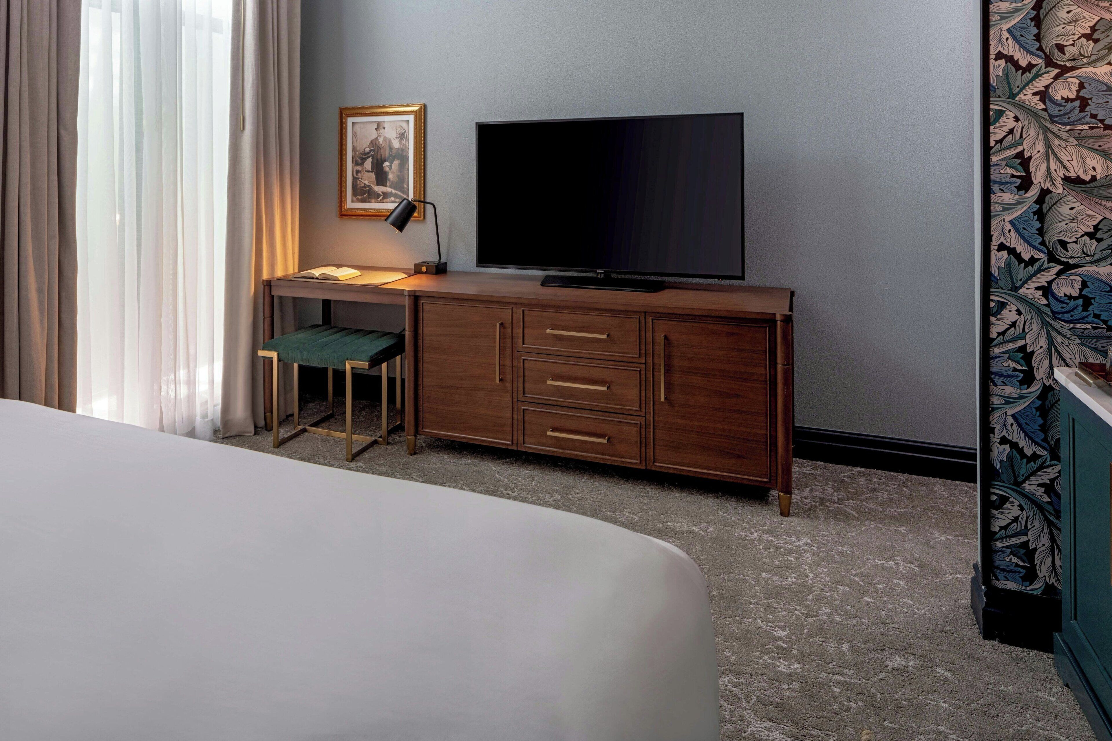 Queen Room | Egyptian cotton sheets, premium bedding, in-room safe, desk
