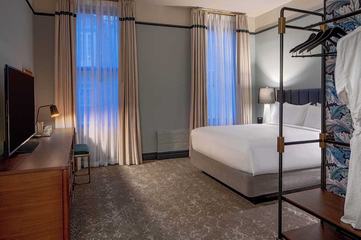 Room, 1 King Bed, Non Smoking (Hearing Accessible)