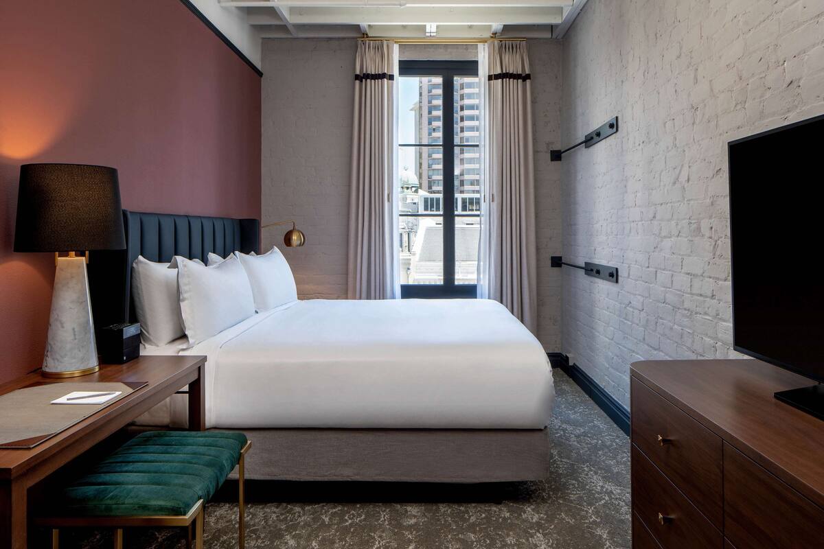 egyptian cotton sheets, premium bedding, in-room safe, desk