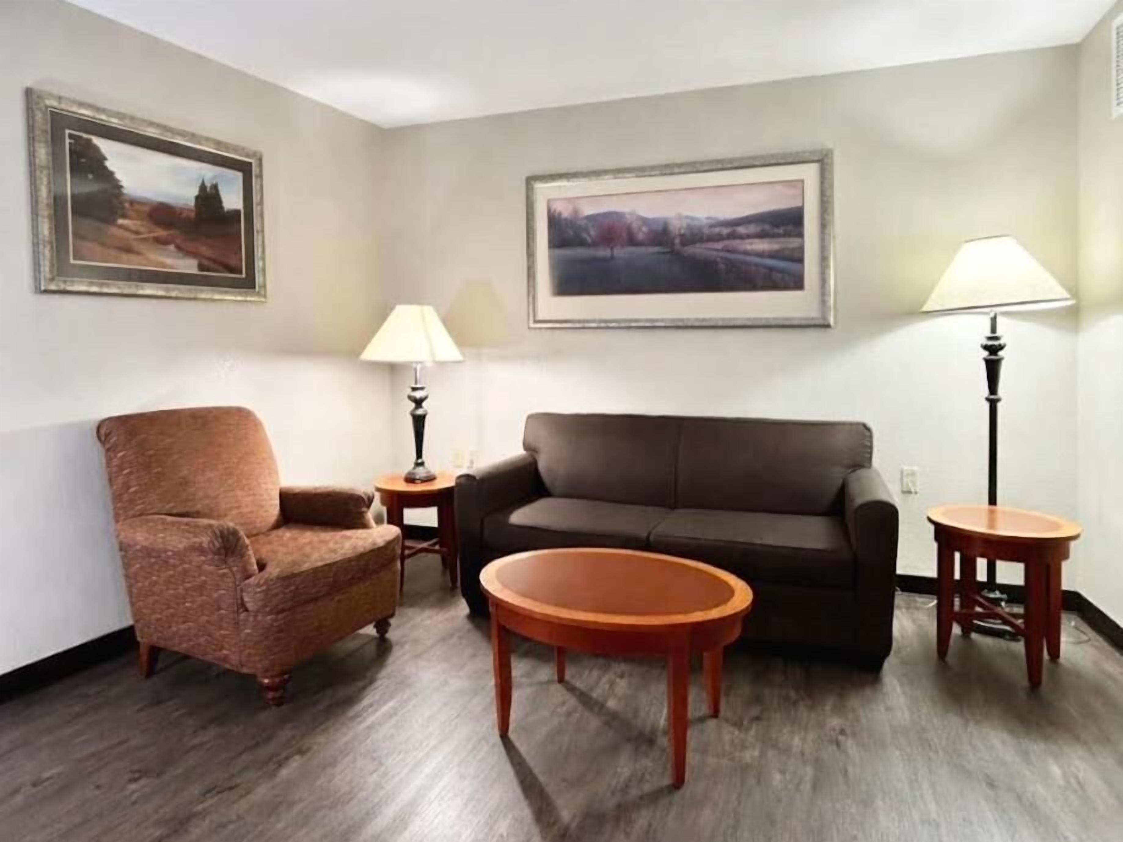 Suite (Two Room) | Escritorio, insonorización y tabla de planchar con plancha 